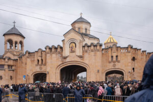 Многотысячное траурное шествие, очереди под дождем и дети с розами. Как Тбилиси прощается с Илией II